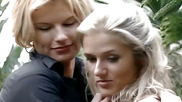 Seorang bimbo pantat besar sedang berseronok dengan dua lelaki bertiga