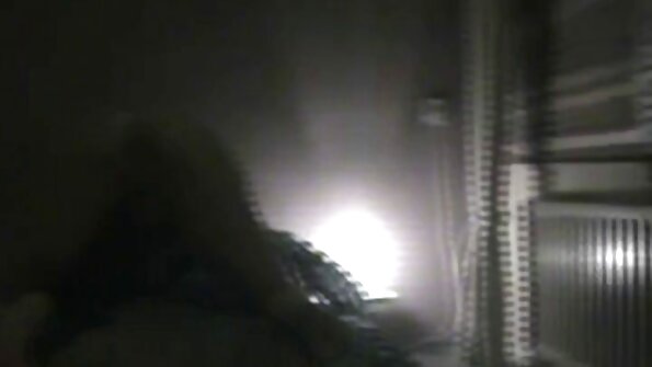 Seorang berambut perang berpayudara besar memakai pakaian seragamnya semasa dia sedang melakukan hubungan seks