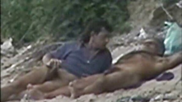 Seorang berambut perang berpayudara besar disetubuhi dalam kapal terbang semasa penerbangan