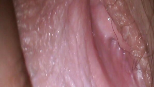 Si rambut coklat yang suka seks dubur semakin disetubuhi di celah cukurnya