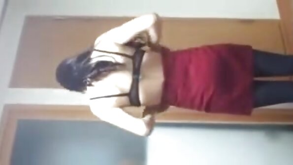 Si rambut coklat yang cantik dan fleksibel yang suka menunggang ayam, mengendalikan yang ini