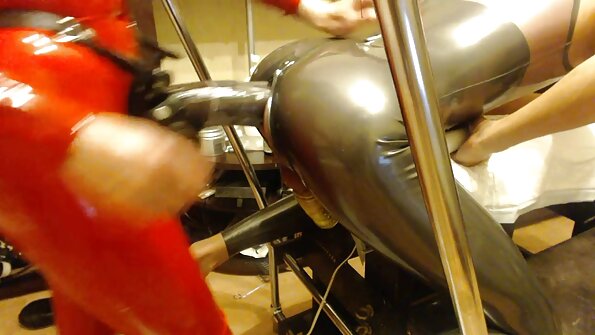 Seorang milf sedang mengajar anaknya panas untuk merawat zakar yang besar keras