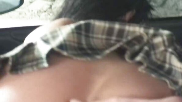 Seorang penggoda seksi mendapat urutan daripada seorang lelaki kacak