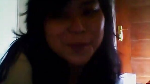 Si rambut coklat ketat dengan pantat seksi semakin ditembusi secara anal