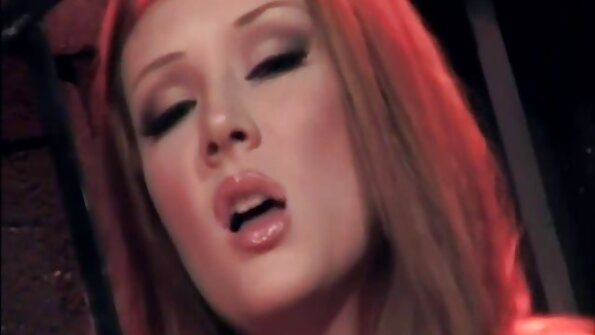 Bintang porno dahaga yang besar telah memotong faraj