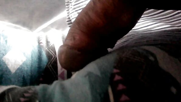 Babe berambut perang bersedia untuk menunggang batang di luar rumah