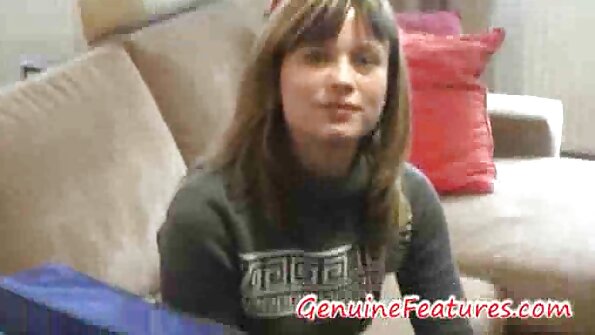 A bimbo dengan tetek seksi mendapat zakar dalam faraj basah