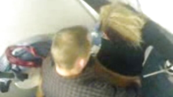 Perempuan jalang hitam putih sedang menjilat faraj dalam video antara kaum