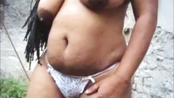 Madu berambut perang yang suka dubur juga menyukai penggetar ungunya yang besar