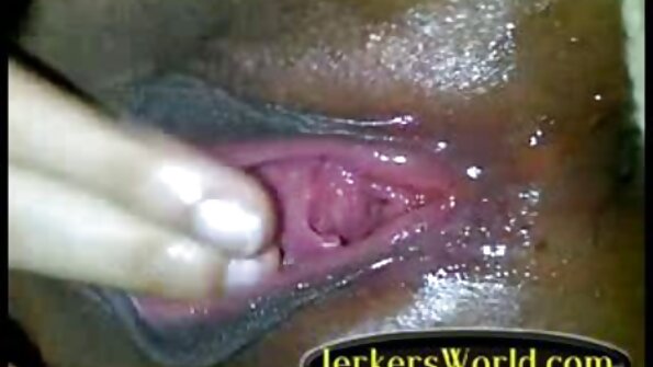 Seorang berambut perang yang suka mendedahkan kemaluannya menjilat zakar dan pantat juga