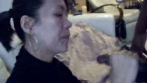 Seorang berambut perang dengan tetek bulat yang bagus dan pantat yang halus sedang menunggang ayam besar