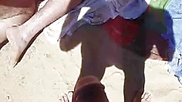 Si rambut coklat mendapat penembusan dua kali ganda dalam kemaluan dan pantatnya