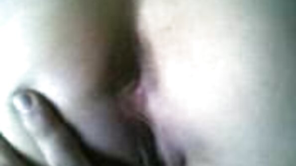 Si rambut coklat dengan puting runcing semakin merempuh dengan kasar