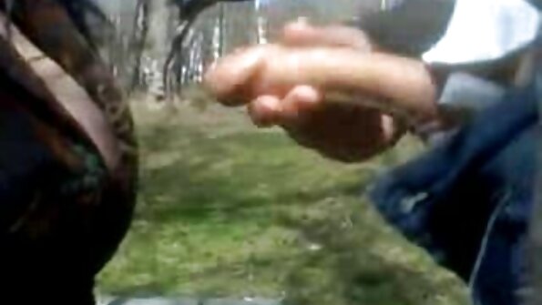 Beberapa babes panas bermain dengan seorang lelaki dalam thressome keriting