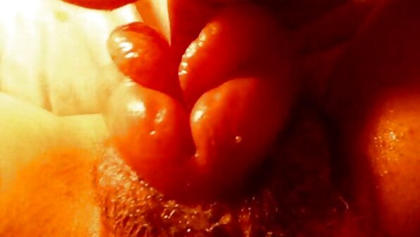 Seorang berambut perang panas melakukan banyak menghisap semasa dia berada di atas lututnya