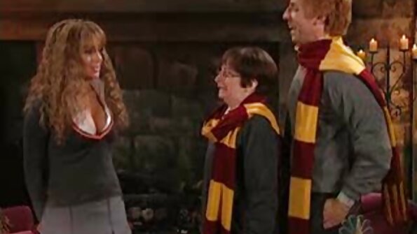 Perempuan murahan keriting dengan badan tegap semakin ditembusi secara mendalam