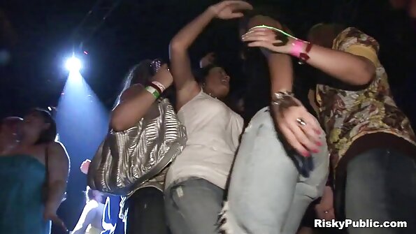 Amatur dengan kerangka kurus dan perut ketat menerima ayam jantan