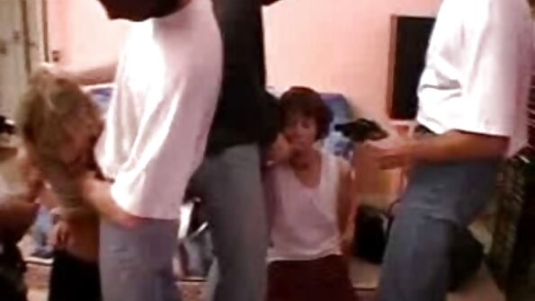 Siren Serene berambut perang yang menakjubkan sedang melancap di atas lantai