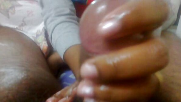 Seorang anak tiri seksi sedang menggoncang faraj ketatnya untuk ayahnya