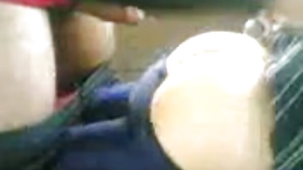 Lelaki botak besar menembusi kemaluan gemuk di bar tanpa rasa malu