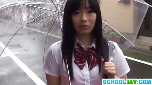 Berambut perang mendapat batang dalam kemaluannya dan penumbuk juga kerana dia menyukainya