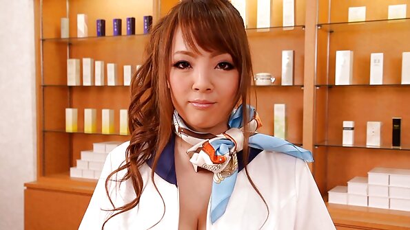 Berambut perang pantat besar sedang melakukan muka duduk kepada rakan lesbiannya