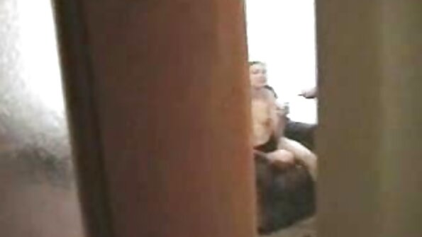 Seorang bimbo dengan bikini berada di atas bot tempat dia ditembusi