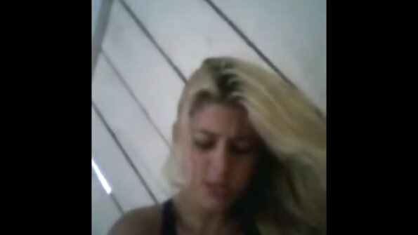 Perempuan jalang dengan faraj yang cantik melekatkan dildo di dalam badan lucahnya