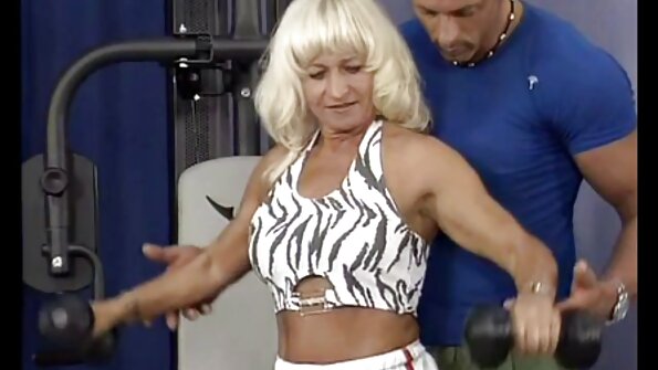 Seorang berambut perang dan si rambut coklat dalam video ini bertiga dengan seorang lelaki