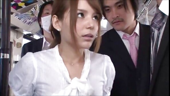 Seorang berambut perang dengan keldai halus sedang ditoreh oleh dua lelaki besar