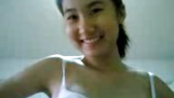 Seorang berambut perang berbadan tegap sedang menghulurkan bibir kemaluannya yang ketat