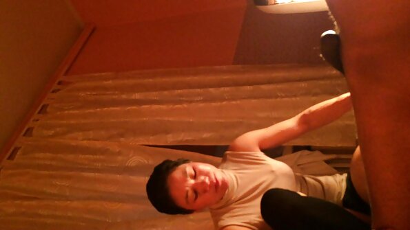 Berambut perang dengan faraj berbulu semakin memancut di muka