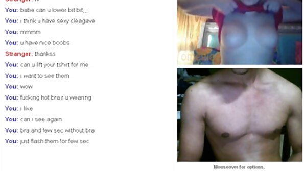 Seorang berambut perang dengan tatu di badannya sedang meluncur pada batang besar tanpa kondom