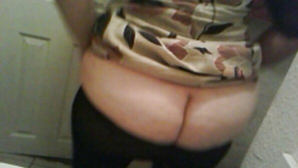 Seorang si rambut coklat sedang duduk di atas kaki keras hari ini