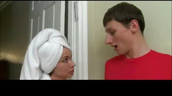 Seorang si rambut coklat membuka kakinya untuk melakukan sesuatu yang penuh kasih sayang