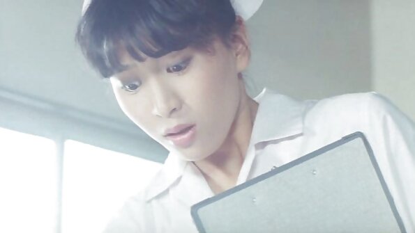 Seorang si rambut coklat yang mempunyai keldai yang cantik semakin ditembusi di atas katil