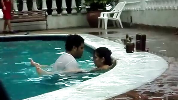 Bintang porno penyayang dubur yang lazat dengan tatu semakin dijilat