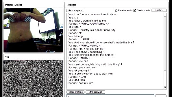 Anak ayam seksi semakin disentuh dalam faraj basahnya di atas sofa