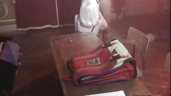 Shemale Asia dan seorang lelaki sedang melakukan hubungan seks di dalam bilik tidur