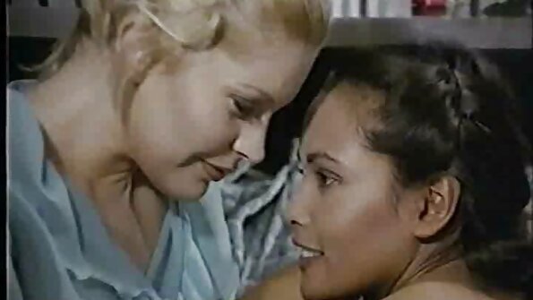 Seorang wanita sedang menggerakkan pantat gemuknya di hadapan mata kita di atas ayam jantan