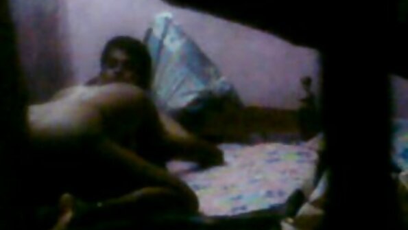 Pelacur dalam stoking jala akan memuaskan tiga lelaki