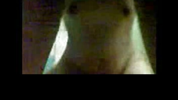 Berambut perang mengusap zakar keras lelaki seperti pro seksi yang dia