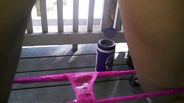 Berambut perang berambut panjang sangat seronok melakukan seks dubur di dapur