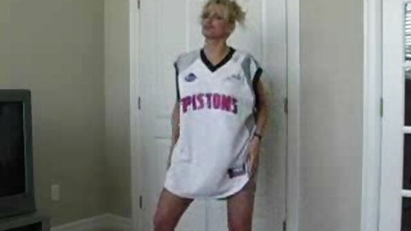 Jalang berambut hitam dan berstokin hitam semakin mani