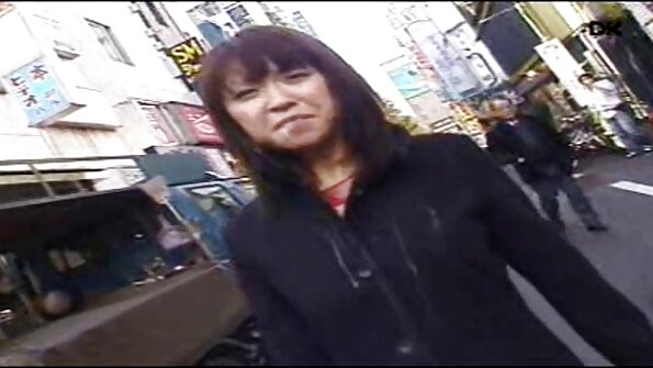 Seorang berambut perang mendapat pantatnya dipukul dan dia kemudiannya disetubuhi dengan kuat