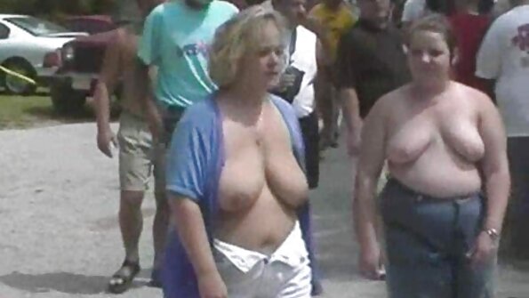 Seorang perempuan murahan Asia berpayu dara besar mendapat teteknya yang bagus disentuh oleh seorang lelaki