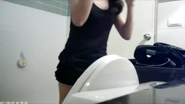 Awek jalang berpayu dara semula jadi sedang mengusik bibir kemaluannya yang basah