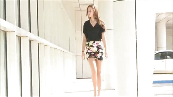 Anak ayam dengan buah dada melenting membolehkan lelakinya berasa menakjubkan apabila dia memasukinya