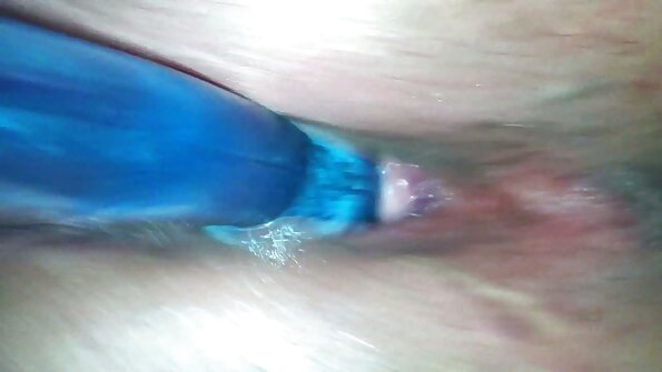 Babe yang aktif adalah duniawi dengan jurukamera malas yang suka menunggang ayam