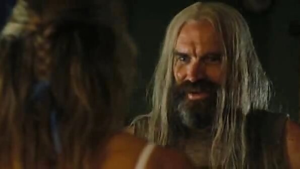 Si rambut merah comel dengan mata comel suka memberi keseronokan lisan